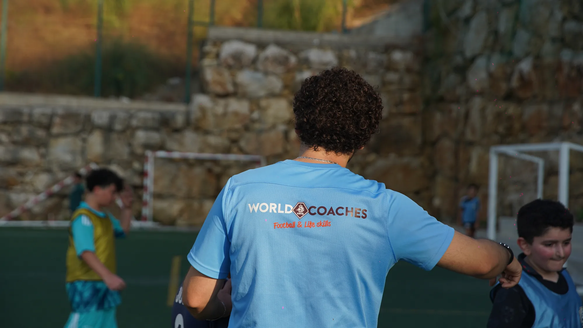 Coach in KNVB WorldCoaches kit working with young players